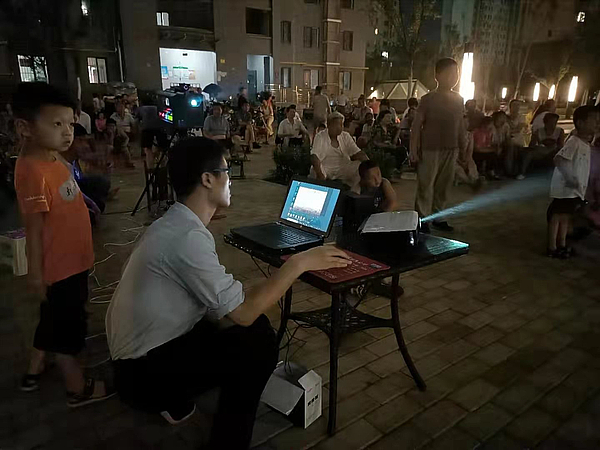 業(yè)主朋友們在認真觀看電影.jpg 業(yè)主朋友們在認真觀看電影.jpg