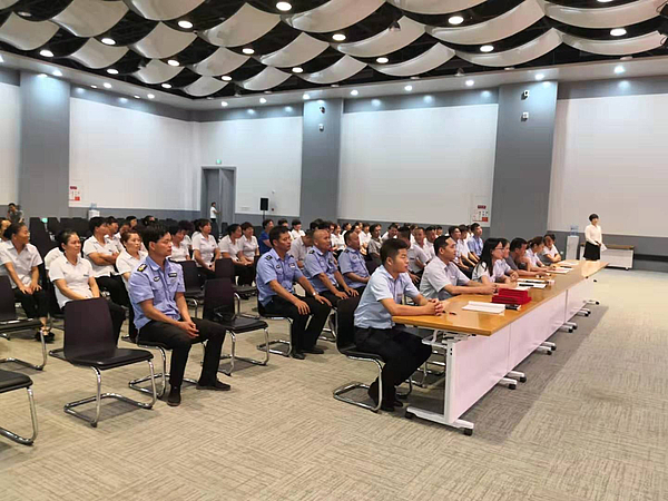 評委們進(jìn)行認(rèn)真考評.jpg 評委們進(jìn)行認(rèn)真考評.jpg